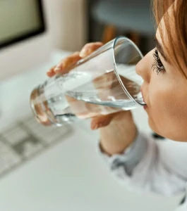 Trinke gefiltertes Wasser