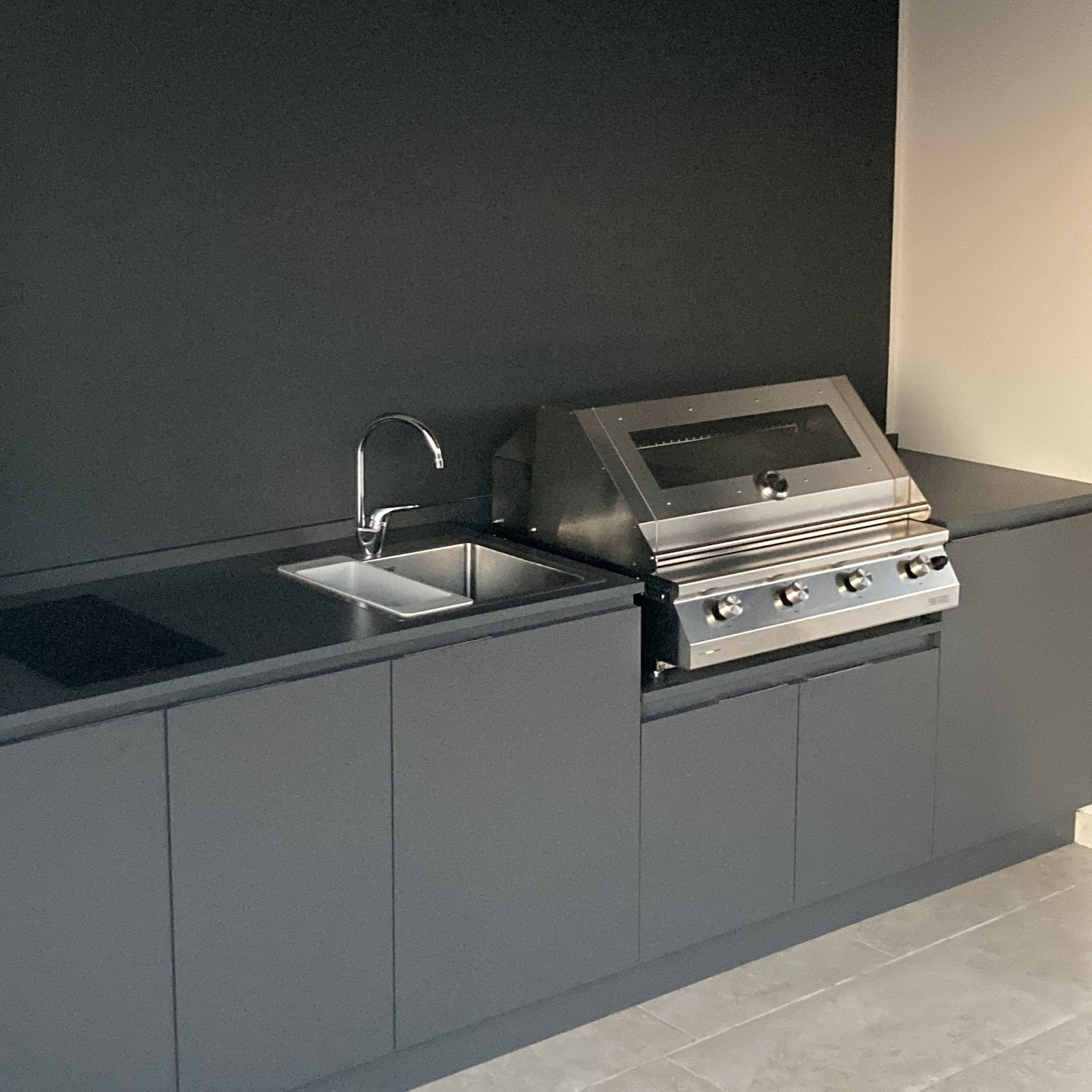 Fry Top 750 Basic Gasgrill mit 4 Brennern und V-Abflussgrill