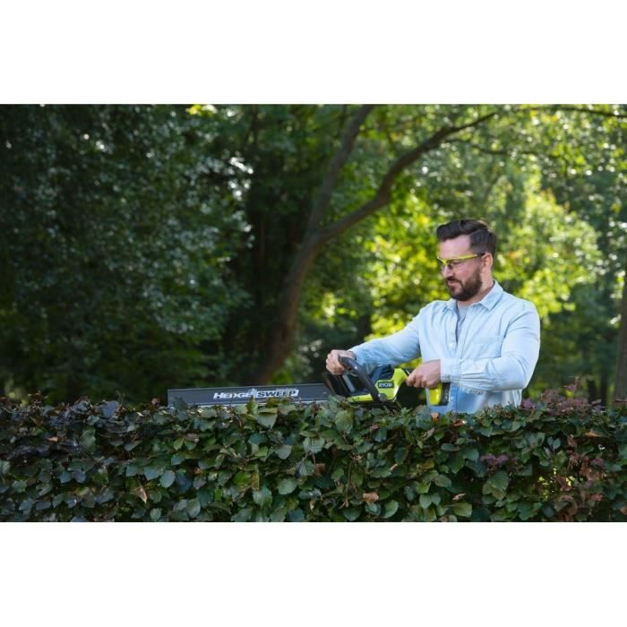 RYOBI ONE+ 18V LINE Akku-Heckenschere — Inline-Design — 55 cm lange Klingen — 24 mm Radstand — 1 18-V-4,0-Ah-Akku und 1 Batterieladegerät