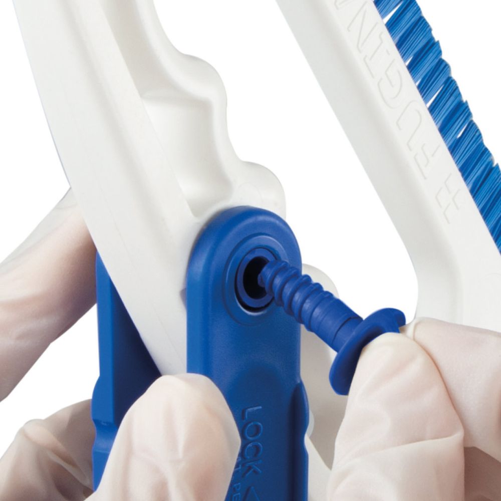 Fugen mit Düse und Ringmutter reinigen