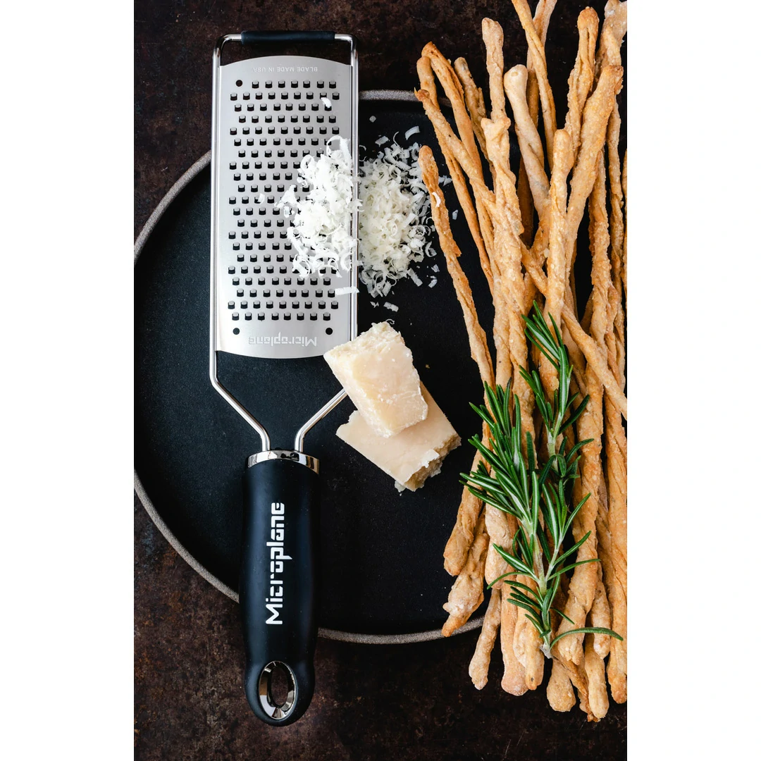 Schwarze Reibe mit dicker Klinge