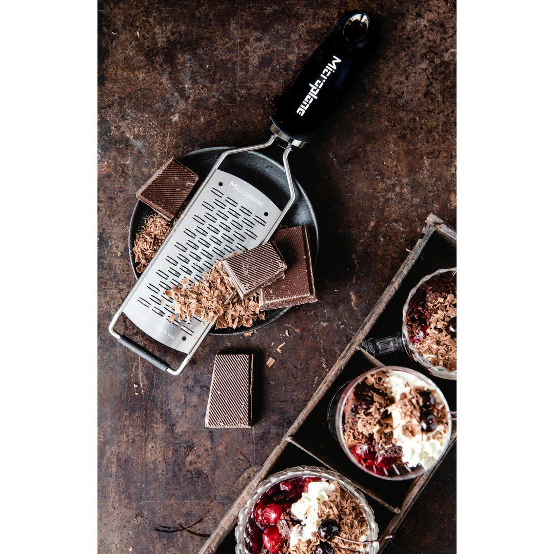 Schwarze Reibe mit doppelter dicker Klinge