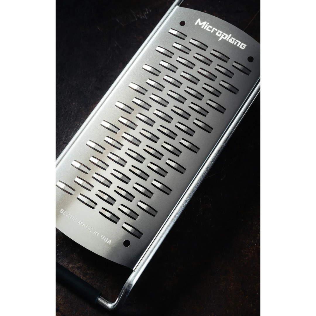 Schwarze Reibe mit doppelter dicker Klinge