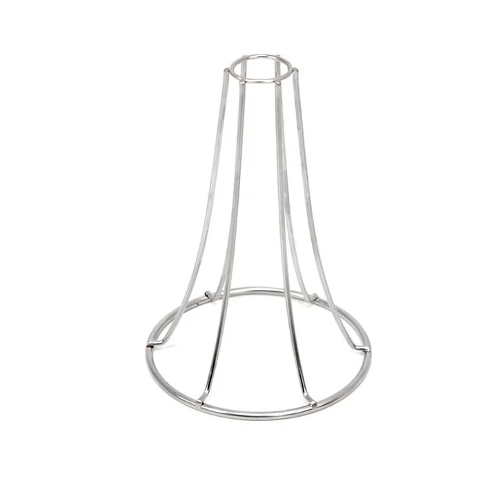 Vertikaler Hühnerspieß in Bierdose für großes grünes Ei