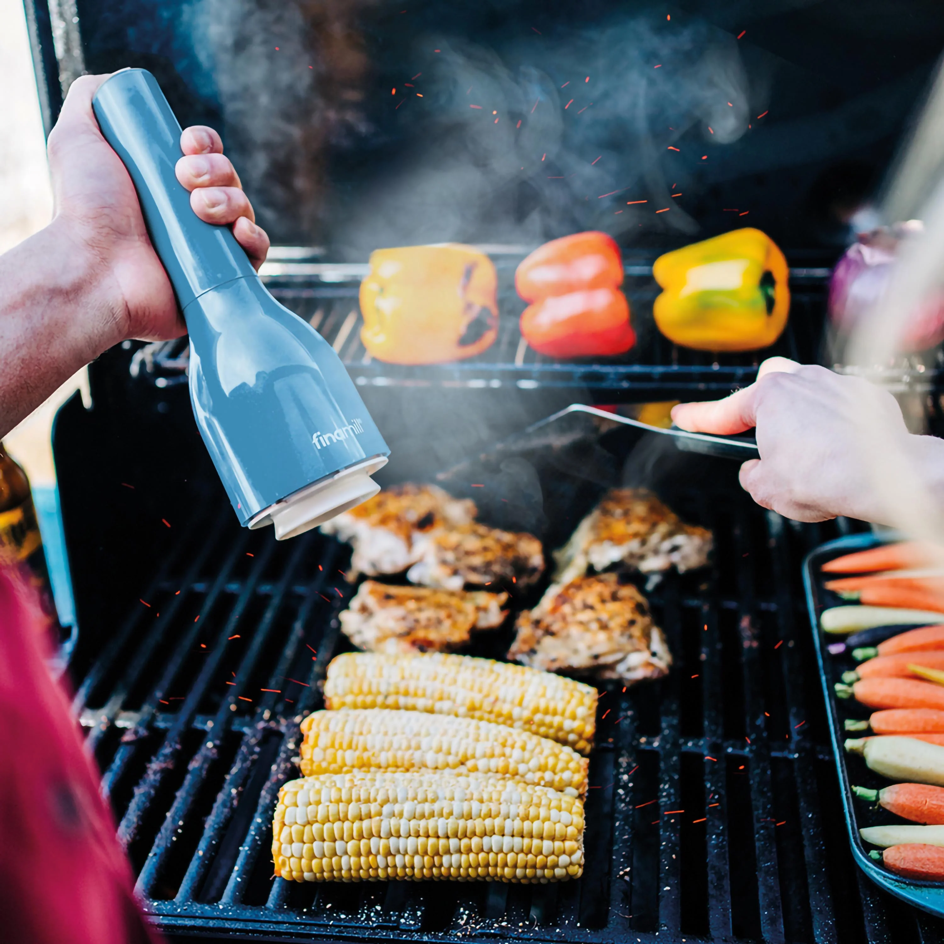 Finamill Navy Blue batteriebetriebene elektrische Gewürzmühle mit 2 Behältern