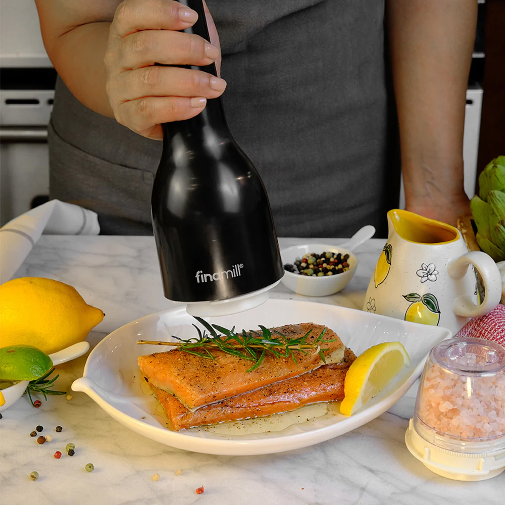 Finamill Midnight Black batteriebetriebene elektrische Gewürzmühle mit 2 Behältern